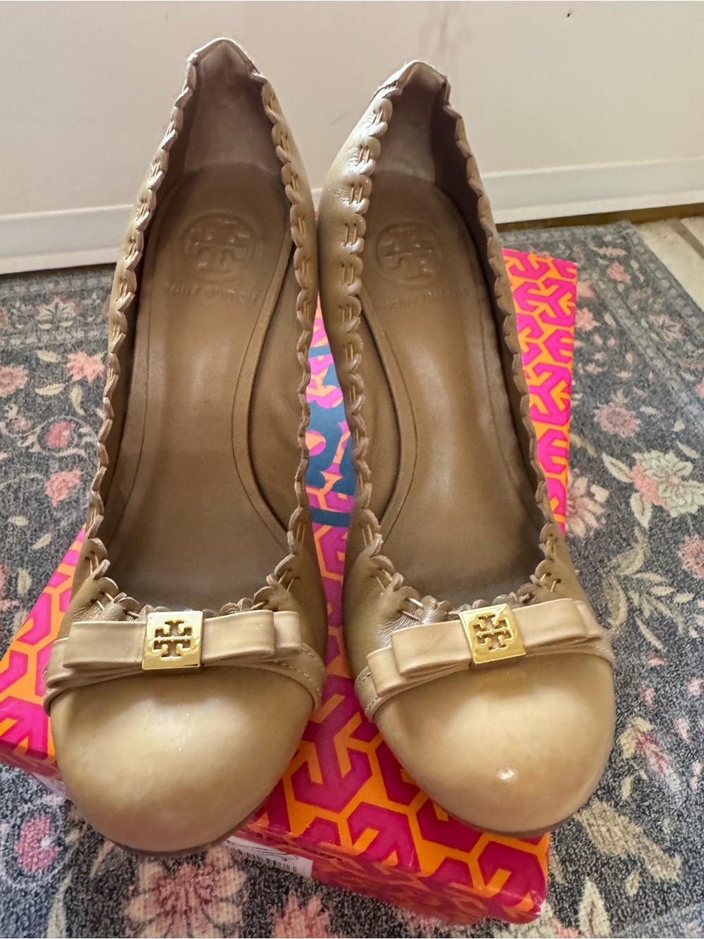Tory Burch Romy Size 7 Tan Leather Round-Toe Heels with Bow and Logo Plaque